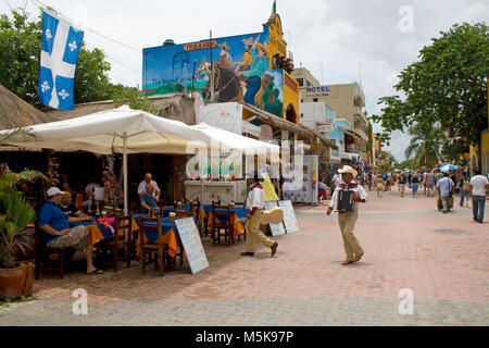 Musicista di strada a passeggiare lungomare a Playa del Carmen, Messico, Caraibi Foto Stock