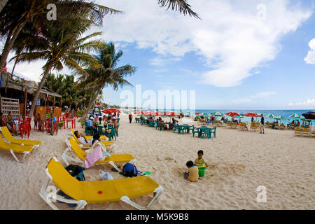 Touristen am Strand von Playa del Carmen, Mexiko, Karibik | i turisti alla spiaggia di Playa del Carmen, Messico, Caraibi Foto Stock