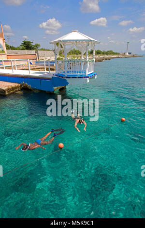 Snorkeller in acqua cristallina a hotel Cozumel, dietro la luna di miele lodge su jetty, Cozumel, Messico, Caraibi Foto Stock