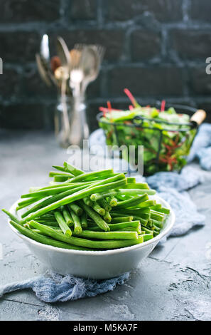 Fagioli verdi nella ciotola e foglie fresche di mangold Foto Stock