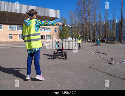 Voronezh, Russia - 26 Aprile 2017: insegnare agli studenti le regole della strada nel gioco Foto Stock