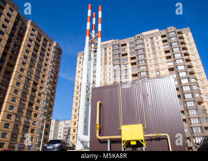 Voronezh, Russia - 27 Aprile 2017: gas autonomo locale caldaia nel cortile del nuovo complesso residenziale Foto Stock