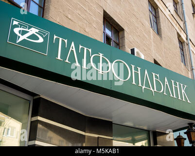 Voronezh, Russia - 27 Aprile 2017: un cartello della banca "Tatfondbank' sulla strada Pushkinskaya della città di Voronezh Foto Stock