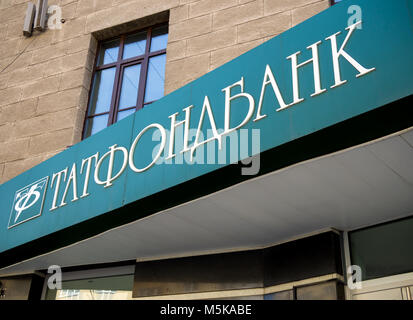 Voronezh, Russia - 27 Aprile 2017: un cartello della banca "Tatfondbank' sulla strada Pushkinskaya della città di Voronezh Foto Stock