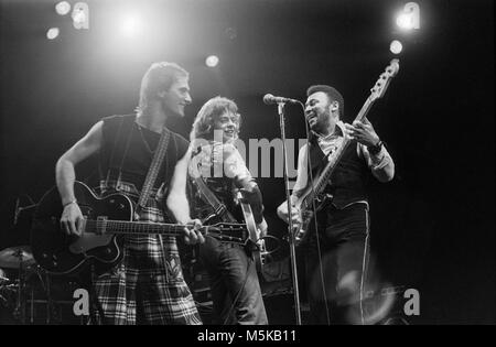 Steve Harley, George Ford e Jo Pernice, del british pop rock gruppo Cockney Rebel, sul palco a Hammersmith Odeon a Londra nel 1976. Foto Stock
