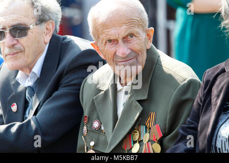 La Bielorussia, Gomel, Settembre 09, 2017. Per celebrare il giorno della città.,vecchio veterano della guerra con le medaglie. Ded veterano della Seconda Guerra Mondiale 2017. Foto Stock