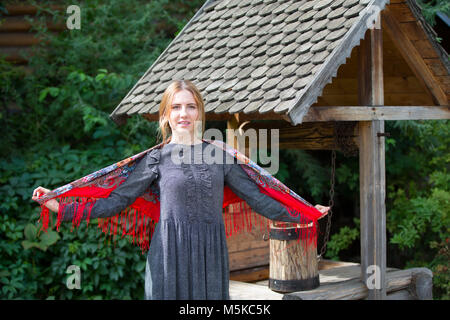 La Russia, Mosca, Izmaylovsky Park, 27 agosto 2017. International Photo Festival.Una donna russa in una sciarpa con una benna al bene. Donna russa. Un Foto Stock