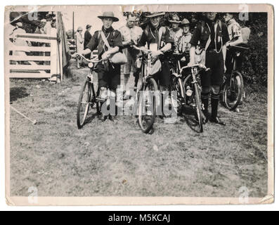 Un gruppo di scout la voce off sulla loro bicicletta al quinto mondo Boy Scout Jamboree, svoltasi a Bloemendaal Vogelenzang Holland, Paesi Bassi, dal 30 luglio al 13 agosto 1937 Foto Stock