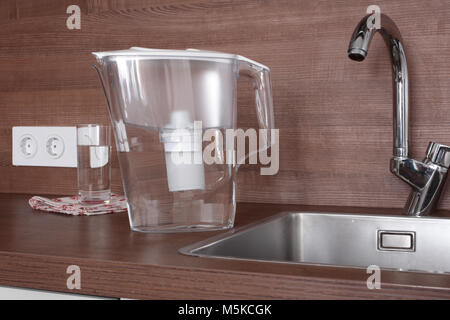 Caraffa filtro acqua in una cucina domestica Foto Stock