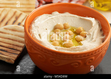 Hummus rabboccato con tutto i ceci e olio di oliva Foto Stock