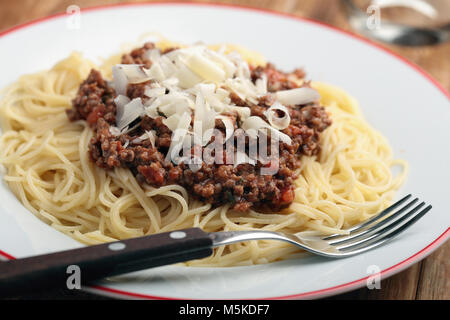 Spaghetti alla Bolognese con parmigiano grattugiato Foto Stock