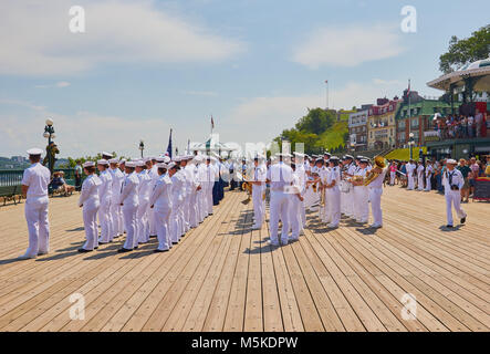 Banda di marino in divise bianche, Terrasse Dufferin (1879), Quebec City, Provincia di Quebec, Canada. Chiamato dopo l'ex regolatore generale Lord Dufferin. Foto Stock