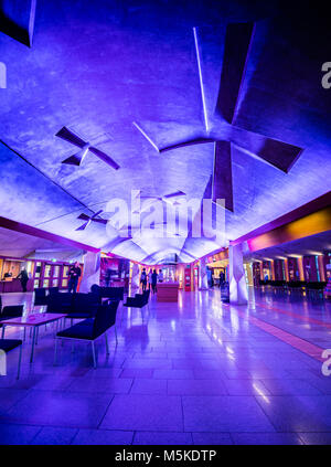 La hall del parlamento scozzese di Edimburgo, Scozia, fotografato di notte nel febbraio 2018. Foto Stock