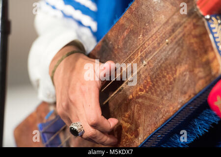 Fino vista ravvicinata della mano le stringhe di strimpellamento di un sintir, Greensboro, Nord Carolina. Foto Stock