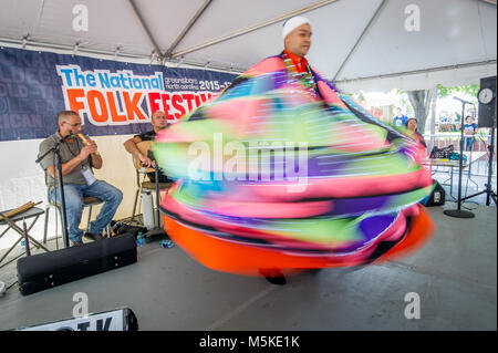 Lunga esposizione della celebrazione egiziano predefinizione della danza dei Dervisci Rotanti sul palcoscenico nazionale vita Folk Festival, Greensboro, Nord Caroli Foto Stock