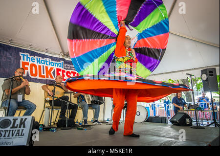 Celebrazione egiziano predefinizione della danza dei Dervisci Rotanti sul palcoscenico nazionale vita Folk Festival, Greensboro, Nord Carolina. Foto Stock