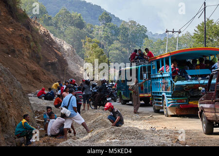 La gente del posto e turisti bloccati nel traffico sulle strade di Bali. Foto Stock