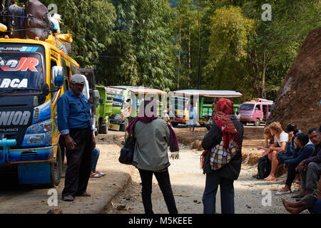 La gente del posto e turisti bloccati nel traffico sulle strade di Bali. Foto Stock