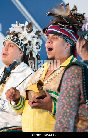 Membri da Ongwehoñwe cantanti e ballerini preforma danza religiosa cerimonia, Greensboro, Nord Carolina. Foto Stock