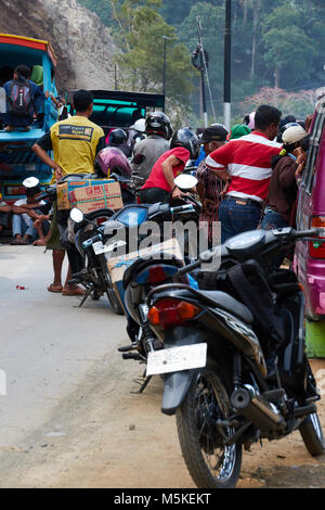 La gente del posto e turisti bloccati nel traffico sulle strade di Bali. Foto Stock