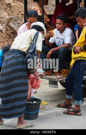 La gente del posto e turisti bloccati nel traffico sulle strade di Bali. Foto Stock