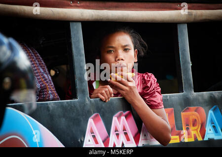 La gente del posto e turisti bloccati nel traffico sulle strade di Bali. Foto Stock