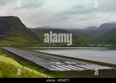 Aeroporto, pista e della città di isafjordur sul wesfjords nel nord dell'Islanda Foto Stock