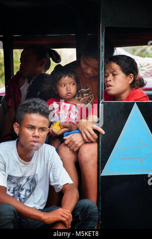 La gente del posto e turisti bloccati nel traffico sulle strade di Bali. Foto Stock