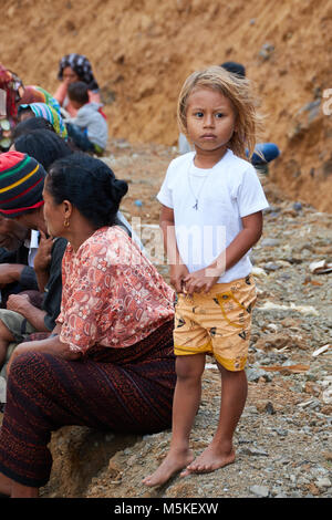 La gente del posto e turisti bloccati nel traffico sulle strade di Bali. Foto Stock