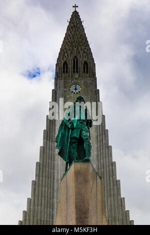 La statua di Lief Erikson davanti la chiesa Hallgrimskirkja a Reykjavik, Islanda Foto Stock