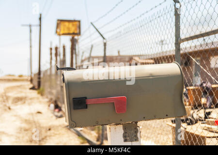 Vecchio e alterate nella cassetta postale di un luogo deserto, Salton Sea, California. Foto Stock