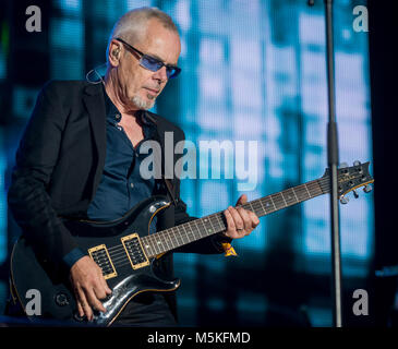 Nik Kershaw suona un indovinello al Rewind Festival, Scone Palace, Perth, 22 e 23rd luglio 2017 sul palco principale Picture: Martin Bone 23/07/2017 Foto Stock