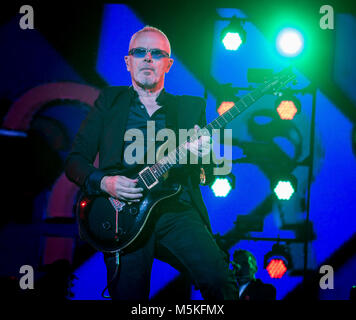 Nik Kershaw suona un indovinello al Rewind Festival, Scone Palace, Perth, 22 e 23rd luglio 2017 sul palco principale Picture: Martin Bone 23/07/2017 Foto Stock