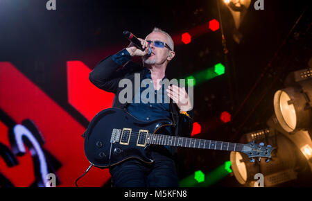 Nik Kershaw suona un indovinello al Rewind Festival, Scone Palace, Perth, 22 e 23rd luglio 2017 sul palco principale Picture: Martin Bone 23/07/2017 Foto Stock