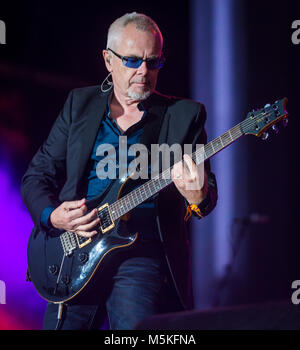 Nik Kershaw suona un indovinello al Rewind Festival, Scone Palace, Perth, 22 e 23rd luglio 2017 sul palco principale Picture: Martin Bone 23/07/2017 Foto Stock