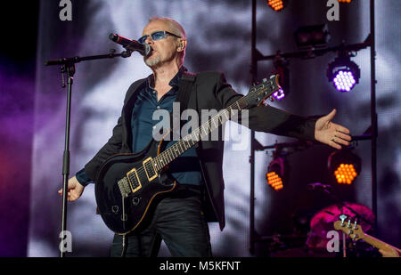 Nik Kershaw suona un indovinello al Rewind Festival, Scone Palace, Perth, 22 e 23rd luglio 2017 sul palco principale Picture: Martin Bone 23/07/2017 Foto Stock