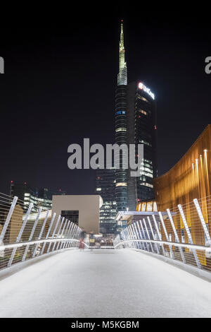 Vista della Torre di Unicredit e l'edificio e3est (chiamato termosifone) da Alvar Aalto piazza durante la sera. Milano, lombardia, italia. Foto Stock