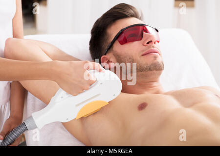 Giovane donna avente le ascelle Depilazione laser Trattamento In Beauty Spa clinica Foto Stock