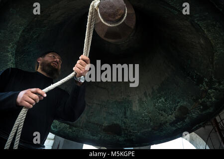 Un monaco chiede una grande campana al campanile del monastero Danilov di Mosca durante il festival del Russian Bells 'Danilov campane', Russia Foto Stock