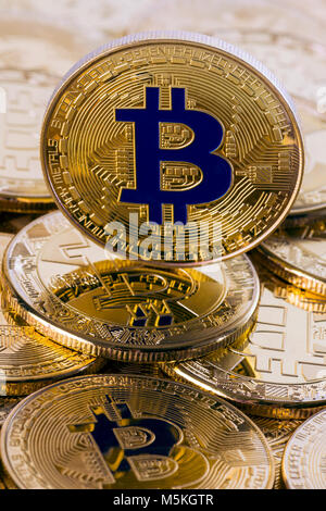 Pila di bitcoins con singola moneta permanente sulla sommità dell'altro, il contesto finanziario o cryptocurrency concetto, messa a fuoco selettiva su uno bitcoin Foto Stock