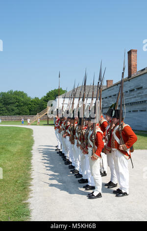 La parata mattutina e ispezione presso il Fort George Historic Site, Niagara sul Lago Ontario, Canada Foto Stock