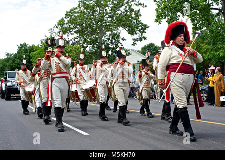 Il Fort George National Historic Site Fife e tamburo di marching band attraverso le strade di Niagara sul lago come parte del Canada annuale parata del giorno Foto Stock