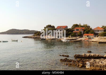 Tradizionale villaggio sulle rive del mare adriatico, casa vicino al mare. Prizba village isola di Korcula Foto Stock