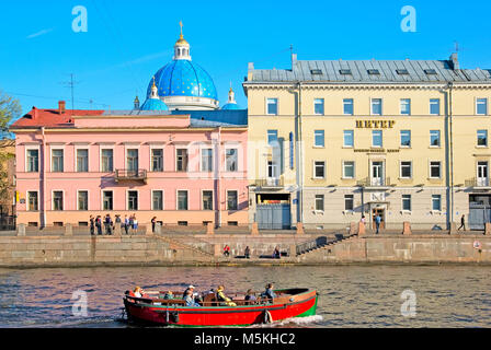 - San Pietroburgo, Russia - 22 Maggio 2011: la gente sulla imbarcazione turistica hanno escursione. La barca lungo il fiume Fontanka quay Foto Stock