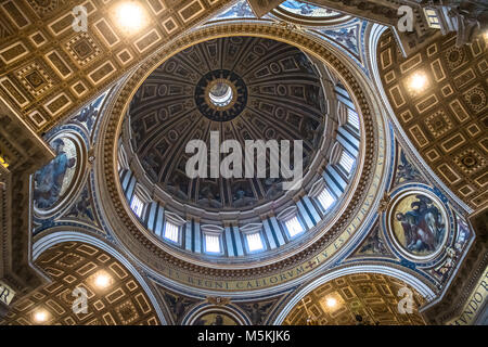 Roma, Italia - 7 febbraio 2018: vista interna della cupola della Basilica di San Pietro in Vaticano. Foto Stock