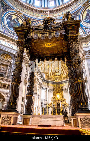 Roma, Italia - 7 febbraio 2018: vista interna della Basilica di San Pietro in Vaticano. Sopra l'altare si vede il baldacchino bronzeo realizzato dal Bernini. Foto Stock