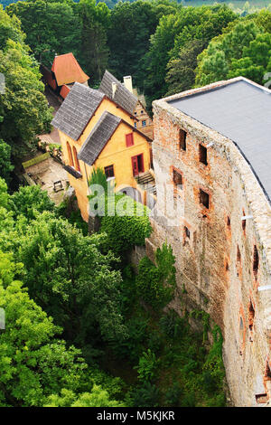 Rovine del medievale castello di Grodno in Zagorze Slaskie, Bassa Slesia, Polonia. Vista aerea. Foto Stock