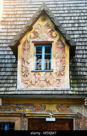 Gable fronteggiata abbaino in legno e tetto di scandole sul gatehouse edificio del castello di Grodno in Zagorze Slaskie, Bassa Slesia, Polonia. Foto Stock