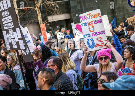 Donna di marzo nel centro cittadino di Los Angeles, 20 Gennaio 2018 Foto Stock