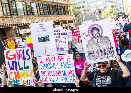 Donna di marzo nel centro cittadino di Los Angeles, 20 Gennaio 2018 Foto Stock